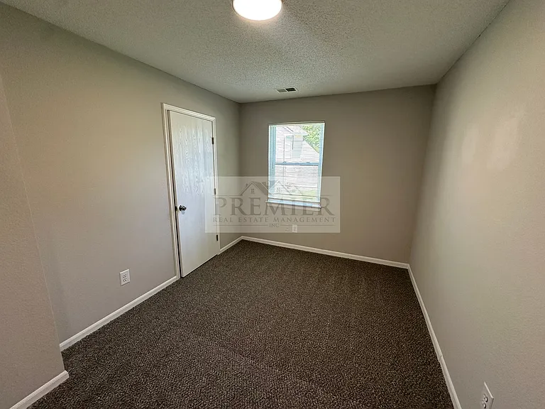 3562 NE Independence Ave, Lee's Summit, MO 64064 - 3 bed / 1.5 bath TH w/ single garage - Interio... — Photo 9