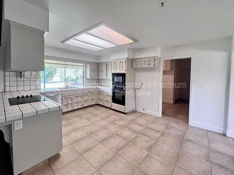 9193 N Fowler Ave — Photo 21