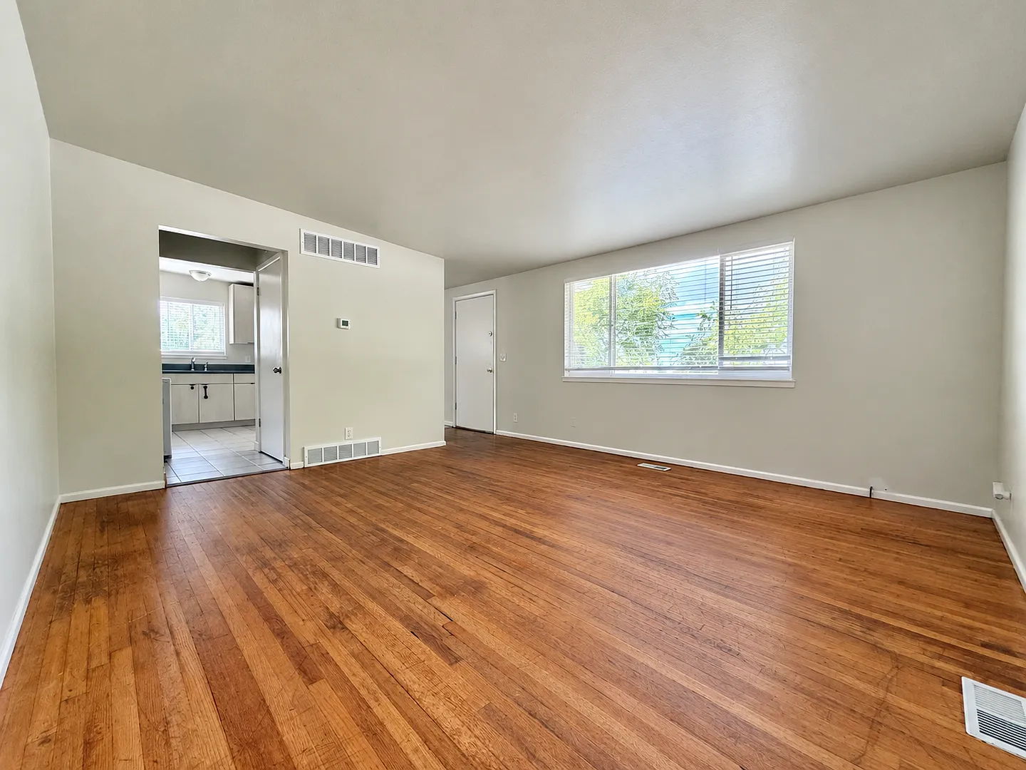 724 30th St — Photo 3