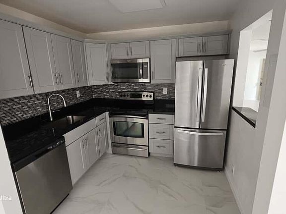3rd image of 400 Piedmont I
