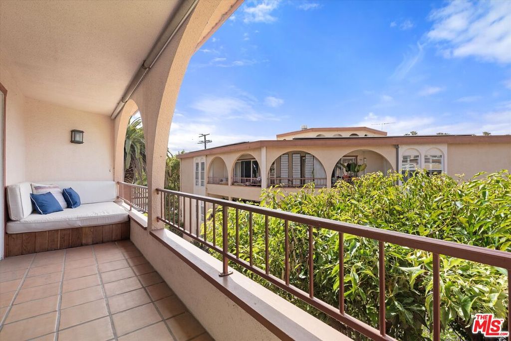 2045 4th St Unit 301B, Santa Monica, CA - View 2