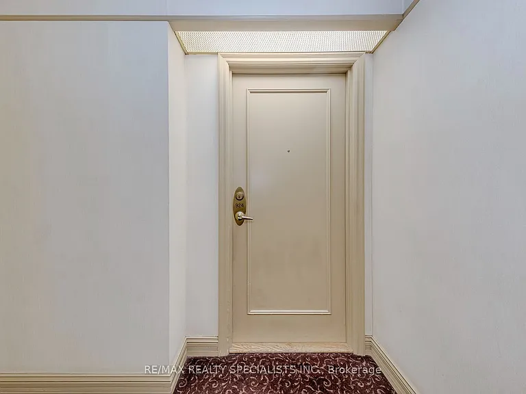 25 Kingsbridge Garden Cir W #924 — Photo 11