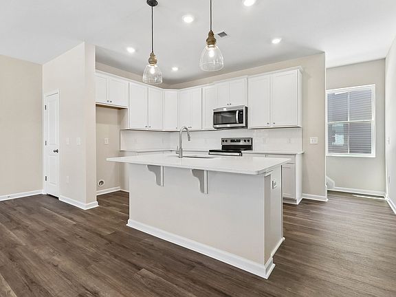 5th image of 9 Standing Oaks Ln