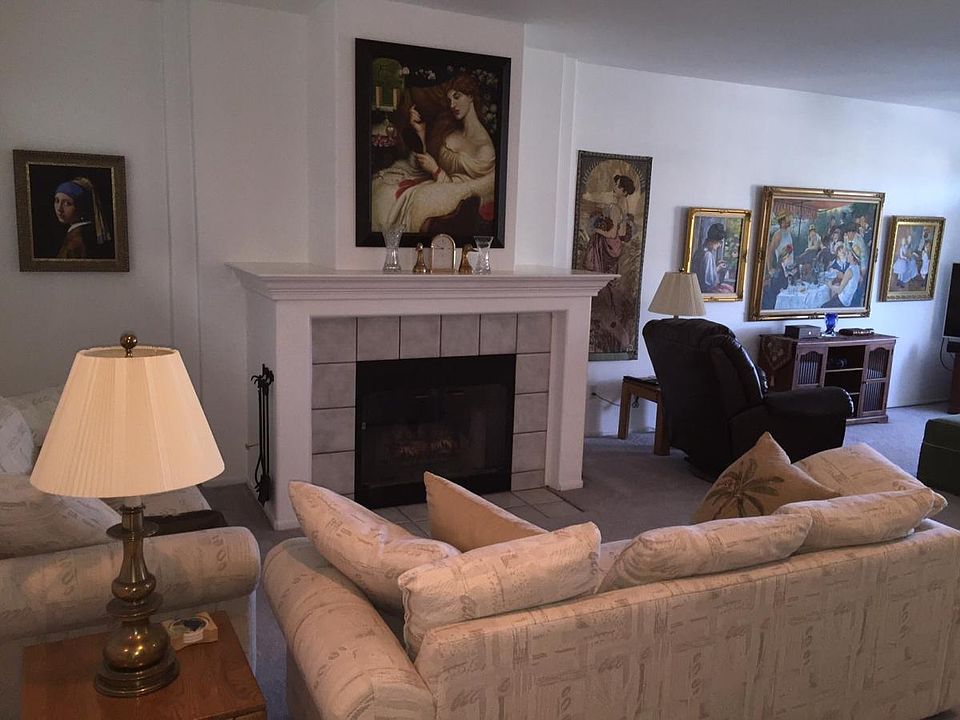 Living Room w/fireplace