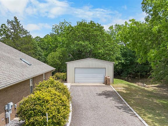 4th image of 44743 Kingsbury Ln
