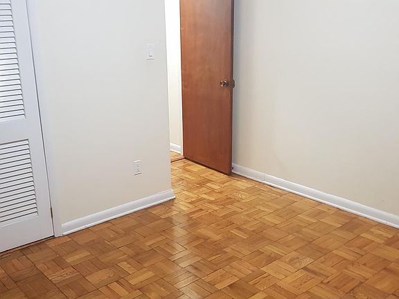 3rd image of 1427 Pelham Pkwy N