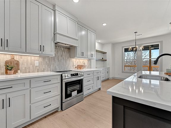 3rd image of 8 Pinehurst Dr