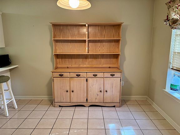 5th image of 427 Southdown West Blvd