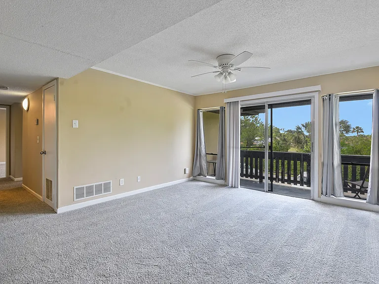 40 Club House Dr #207 — Photo 5