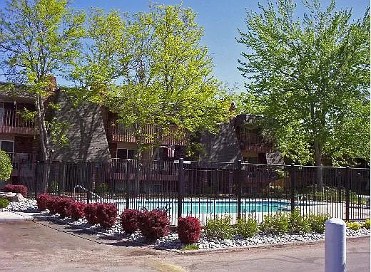 2062 S Monaco Pkwy — Photo 2