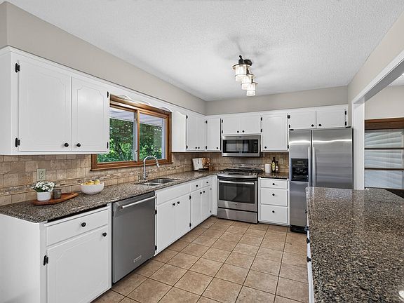 4th image of 13769 Fairlawn Ave