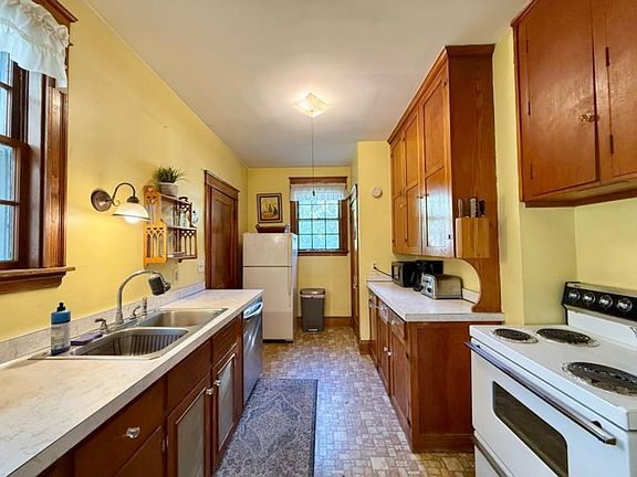 3rd image of 430 York St