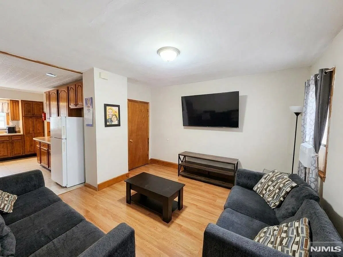 2 bed, 1.0 bath, $2,100 — Photo 2