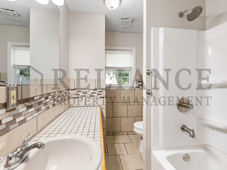902 W Wallingford St — Photo 23