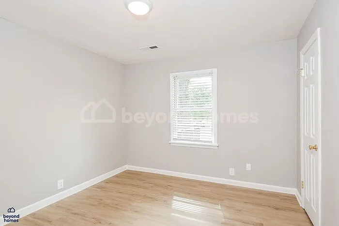 935 James Ave — Photo 8