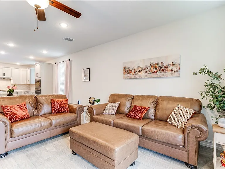 1304 Starling St — Photo 6