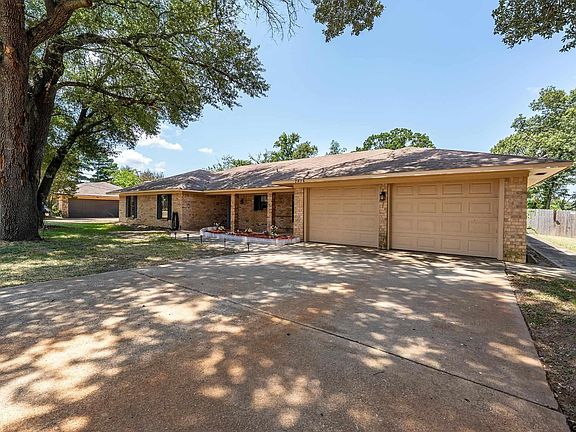 3rd image of 2814 Pineview Dr