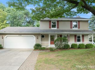 208 Highland Dr, Rockford, MI 49341