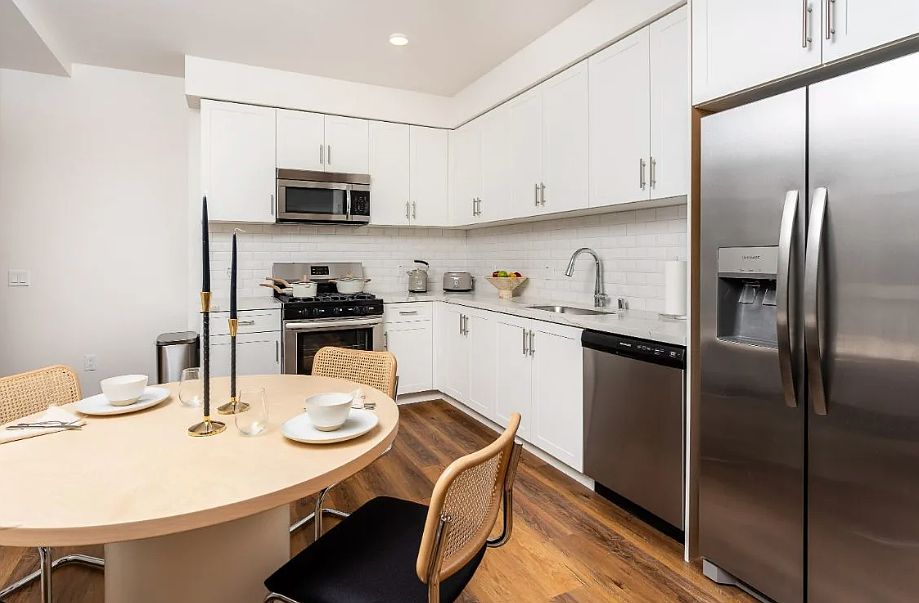 1st image of 834 S Mariposa Ave #314