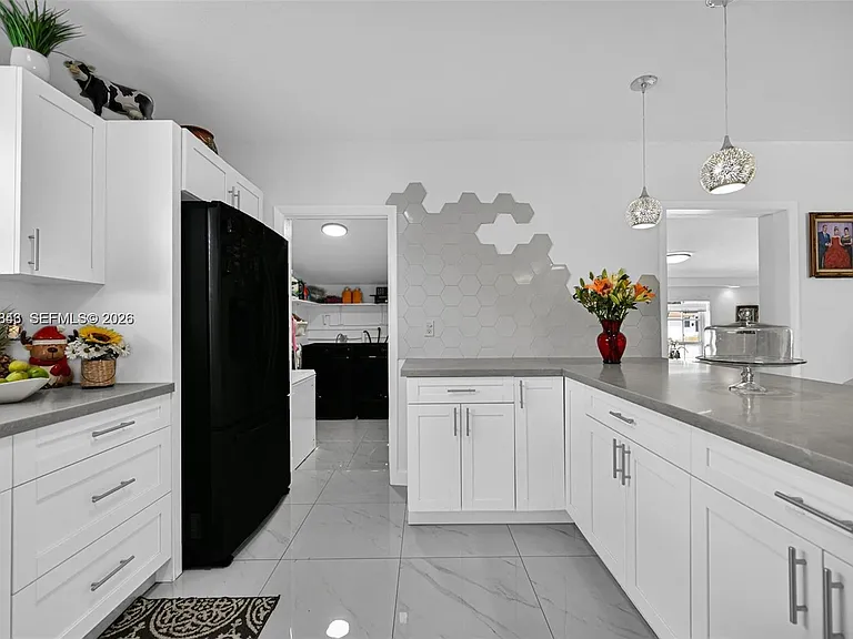 756 W 53rd St — Photo 27