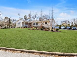 98 Old Brook Rd, Dix Hills, NY 11746