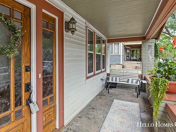 3rd image of 321 Diamond Ave SE