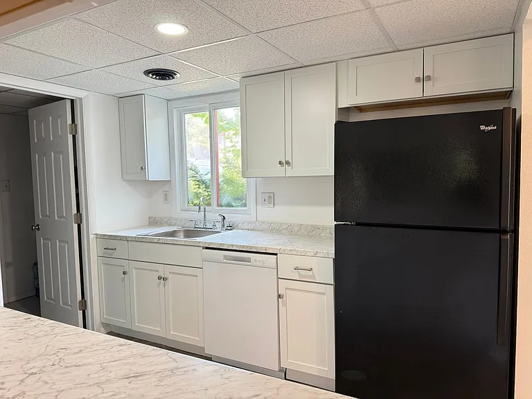 359 Greenland Dr — Photo 2