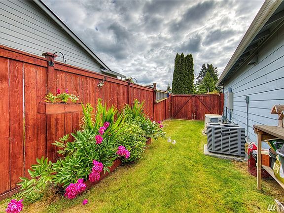 Beautiful flower garden! Heat pump and gentran in case power goes out!