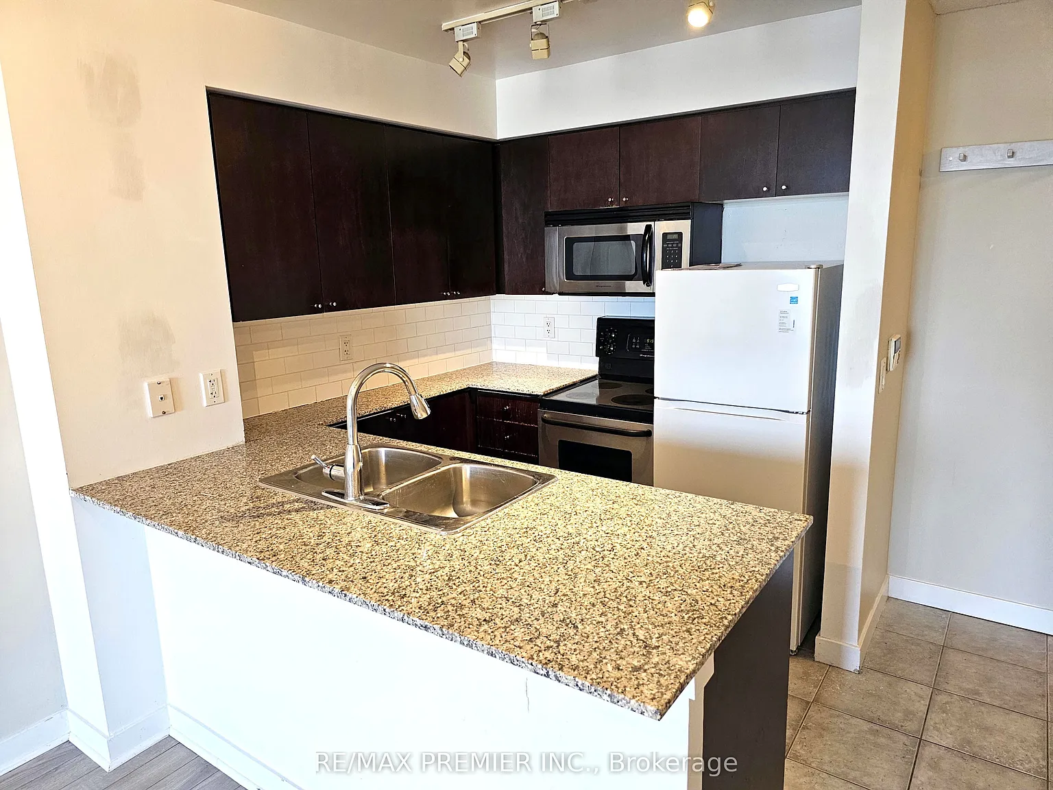 2 bed, $3,200 — Photo 3