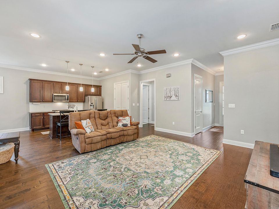 1st image of 742 Woods Dr