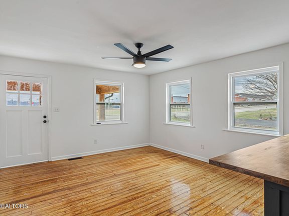 3rd image of 910 Cannon Ave