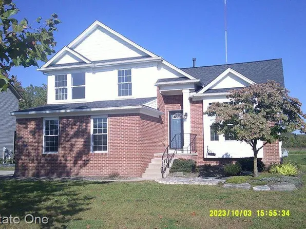 27567 E Mockingbird Dr, Flat Rock, MI 48134