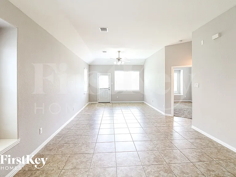 131 Brazos Dr — Photo 3