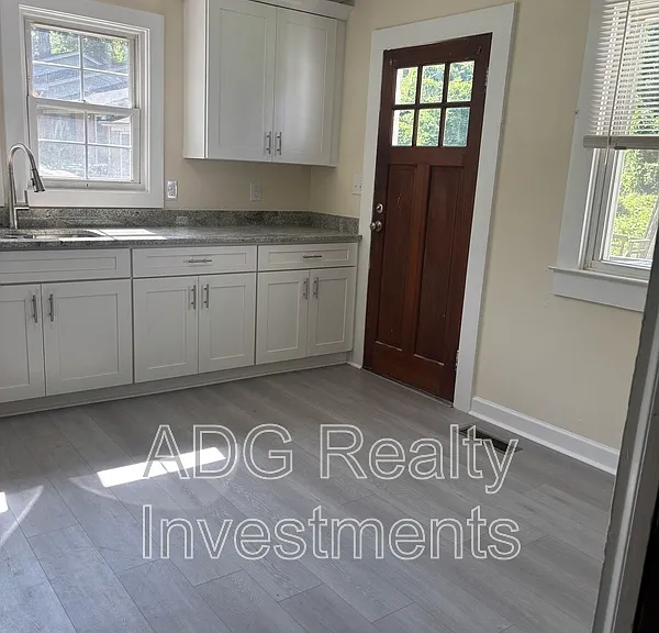 900 E 4th Ave — Photo 2