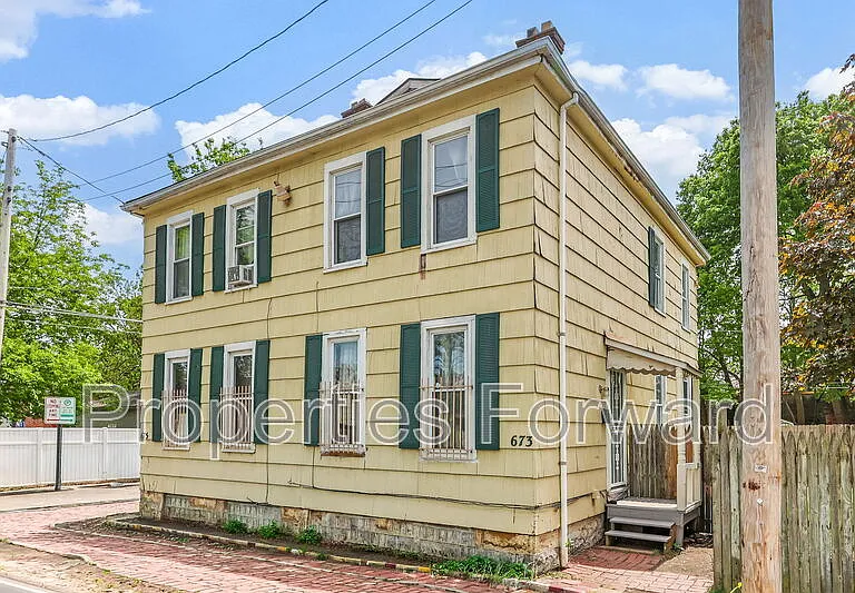 673 E Sycamore St — Photo 2