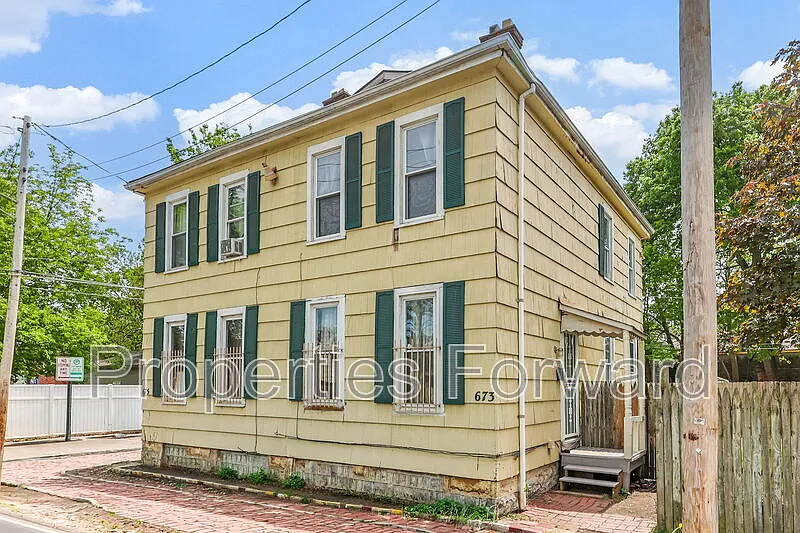 Building Photo - 673 E Sycamore St