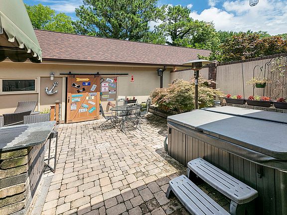5th image of 902 Westcourt Dr