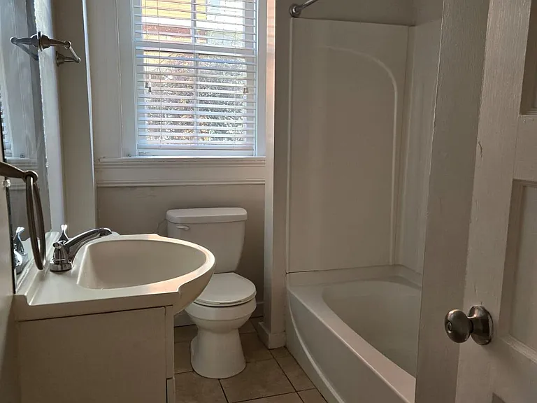 129 S Sycamore St #1 — Photo 2