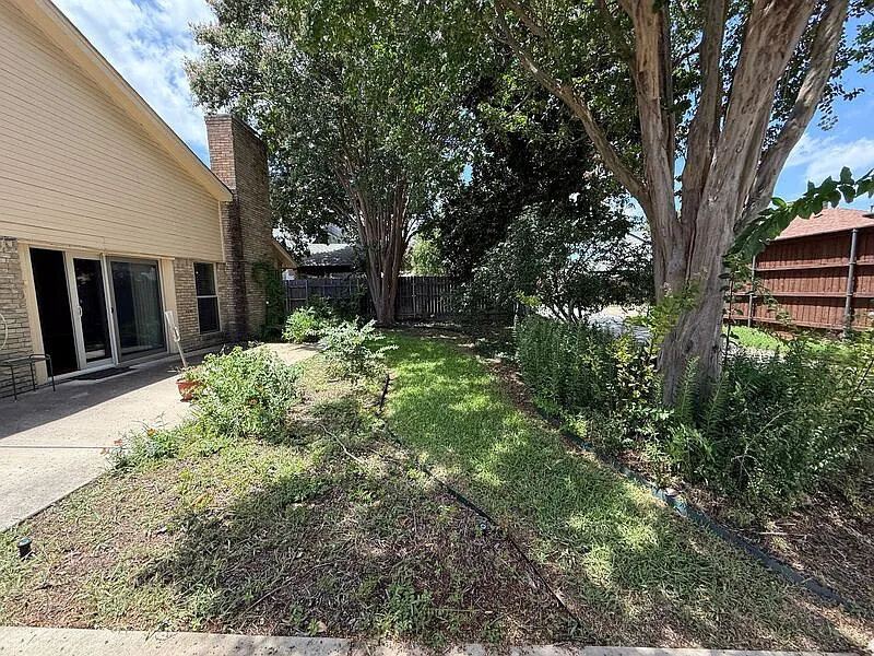 4 bed, 2.0 bath, 1938 sqft, $2,500 — Photo 2