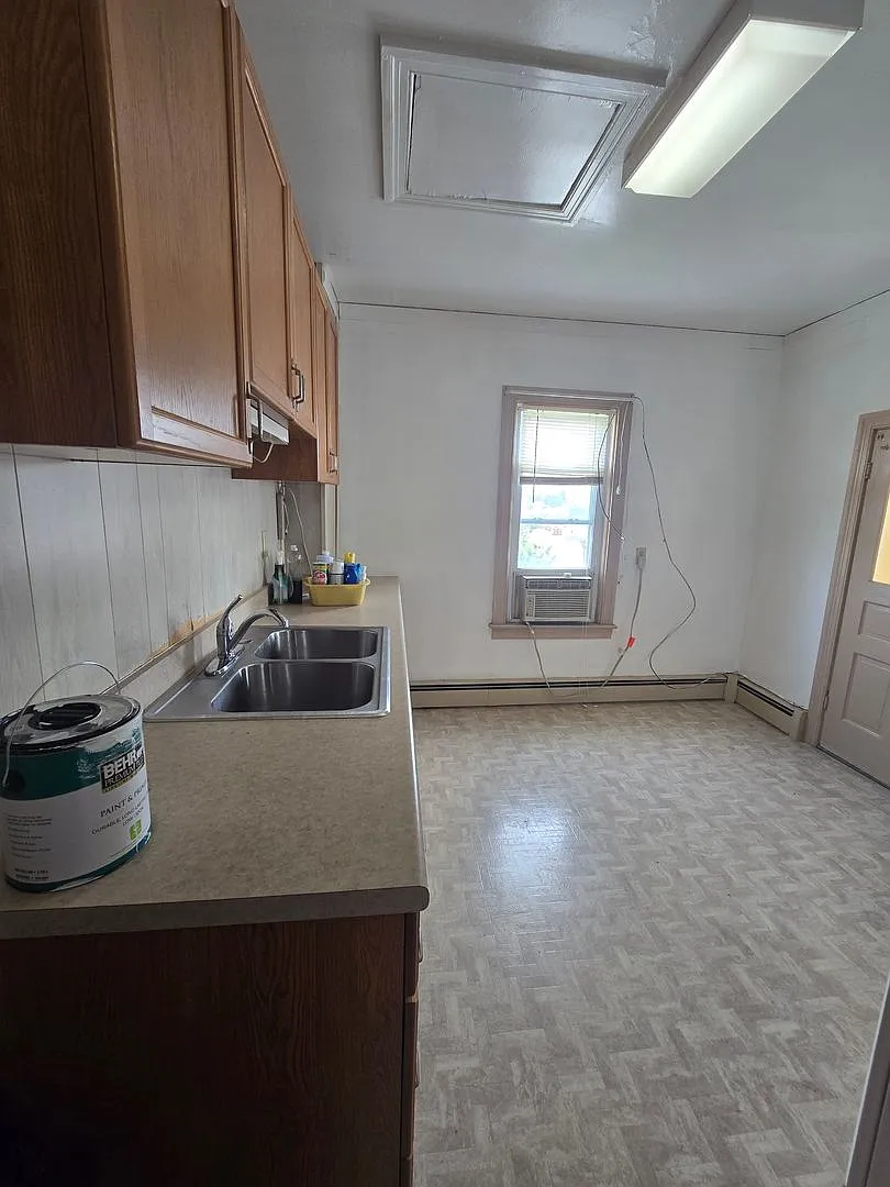 533 W Broadway — Photo 3