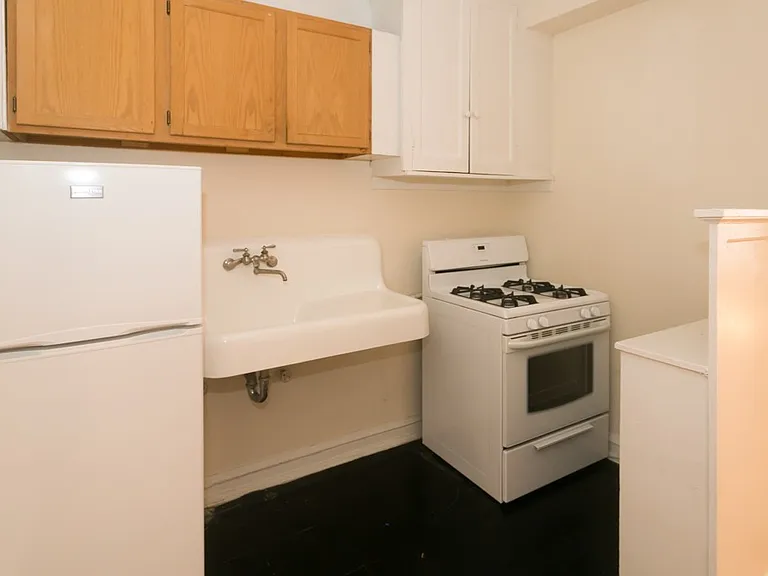 1211 W Elmdale #L2 — Photo 2