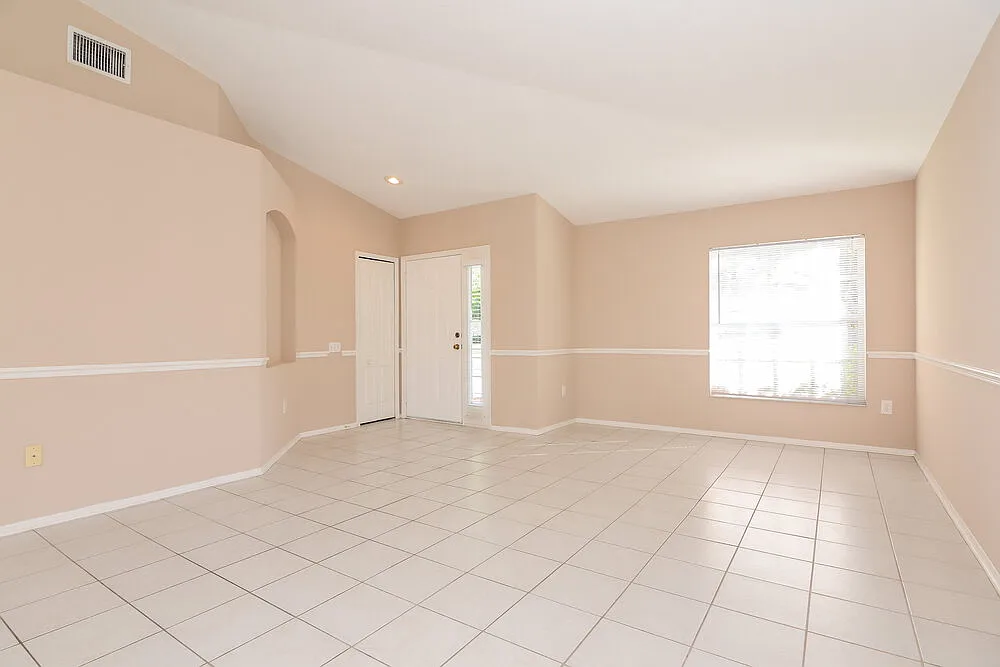 4 bed, 2.0 bath, 1936 sqft, $2,500 — Photo 3