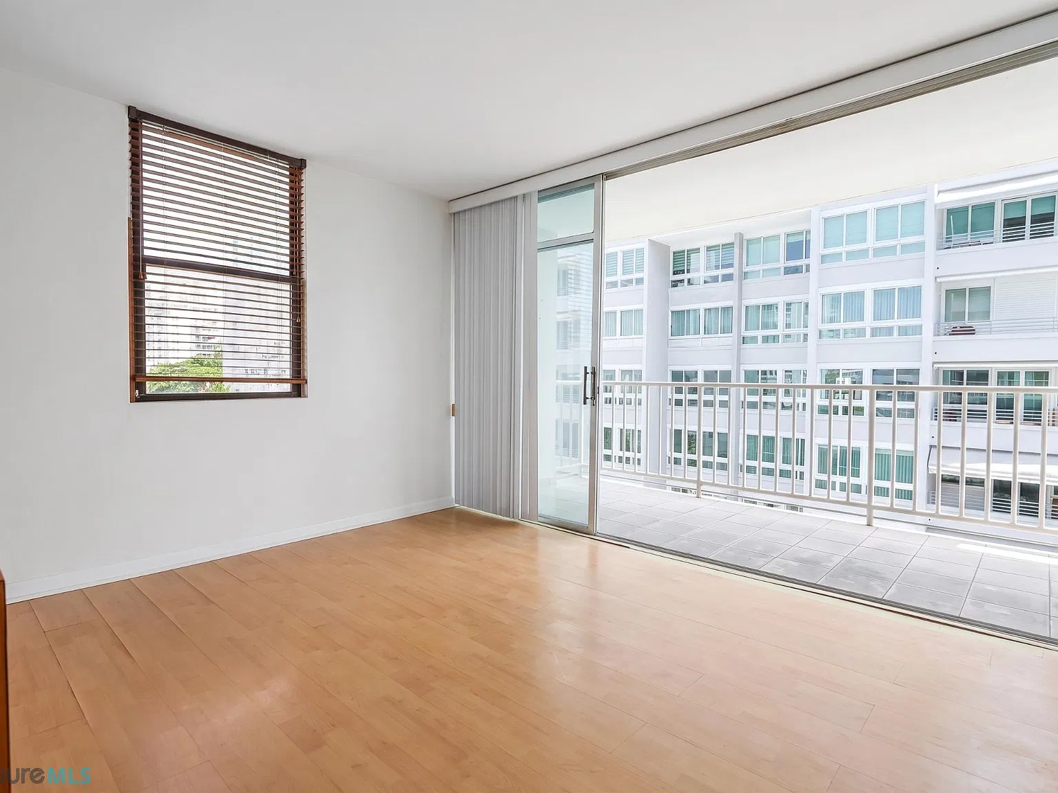Elbal Gardens (Condominio) — Photo 4