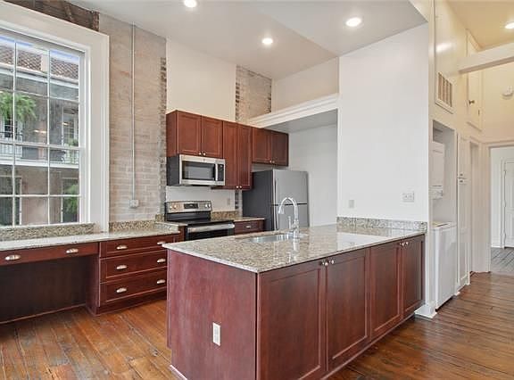 2nd image of 438 Dauphine St #2A