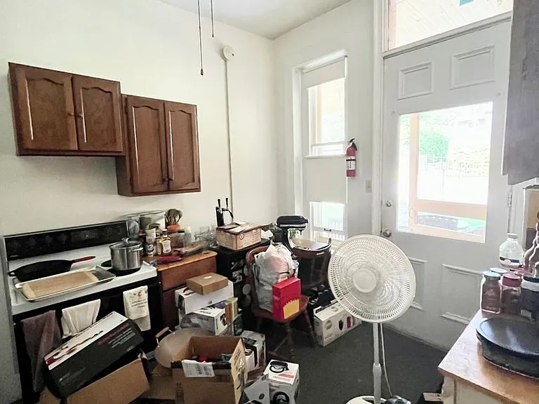 129 W Linn St — Photo 4