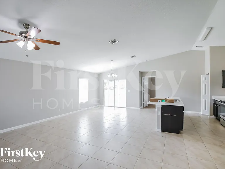 1497 SW San Sebastian Ave — Photo 3