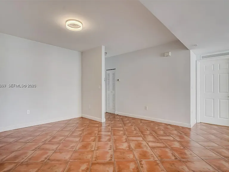 2425 SW 27th Ave #806 — Photo 7