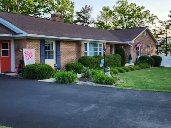 18 Overlook Dr, Petersburg, WV 26847