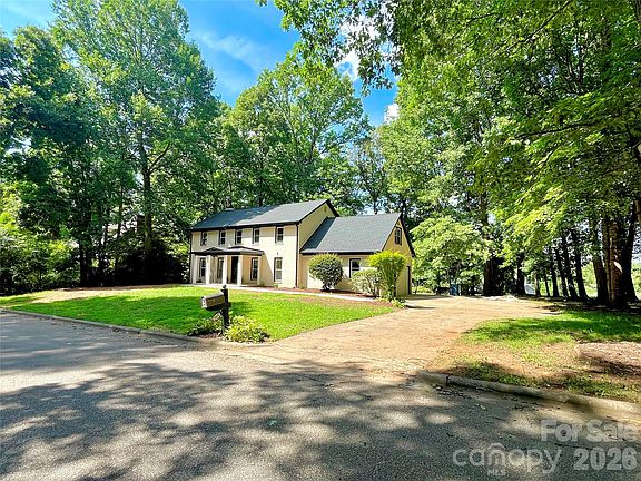 5th image of 304 Travis Ln