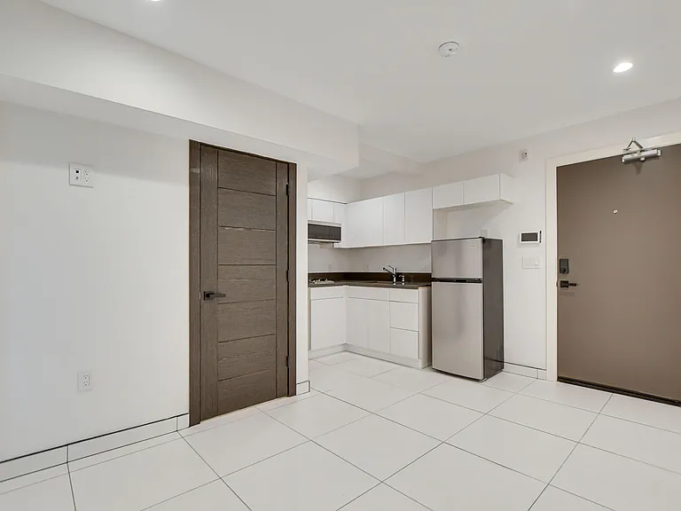 946 S Ridgeley Dr #105 — Photo 3
